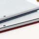 Es sutil, pero puedes ver la diferencia entre las rejillas de ventilación en el borde superior del Surface Pro 8 (abajo) y el diseño sin ventilador del nuevo Surface Pro X (arriba)